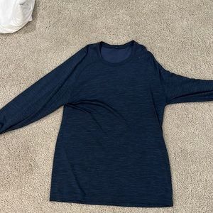 Lululemon Metal Vent Tech 2.0 LS Size Medium - Navy Blue in Like New Condition